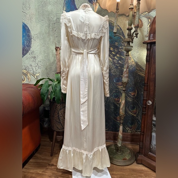 EUC vintage 1970’ victorian Gunne Sax gown 
 Elegant Cream Lace. - Picture 11 of 14